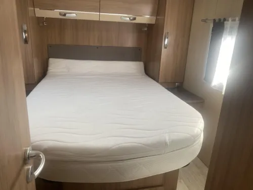 Pilote Aventura P 730 with queen bed AND LUXURY photo: 8