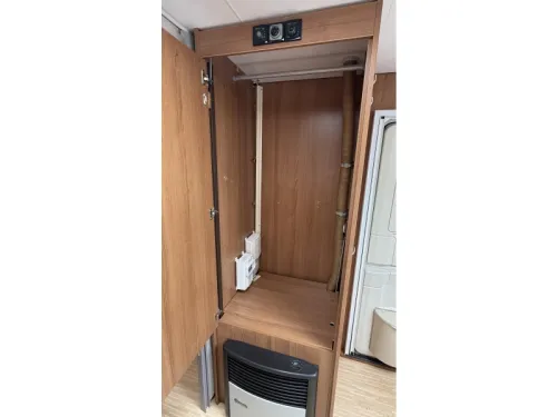 LMC Musica 470 D French bed dinette toilet photo: 9