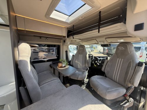 P&ouml;ssl summit shine 540 165 ch Fourgon am&eacute;nag&eacute; lit transversal store crochet de remorquage remis pliss&eacute; climatisation porte moustiquaire apple carplay cam&eacute;ra demi-cuir photo : 12