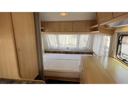 Chateau Calista 390 TDZ dinette fixed bed toilet photo: 10