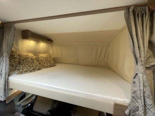 Carthago Malibu 430 LE SINGLE BEDS+POP-TOP ROOF 6.90M BEARLOCK photo: 3
