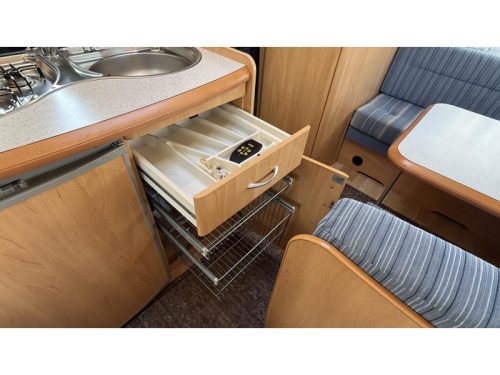 Hobby De luxe Easy 400 SF Sitzgruppe Festbett Toilette Foto: 9