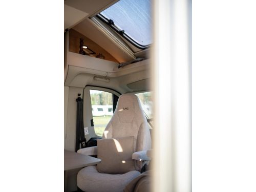 LMC Tracer 690EL model 2027 single beds photo: 12