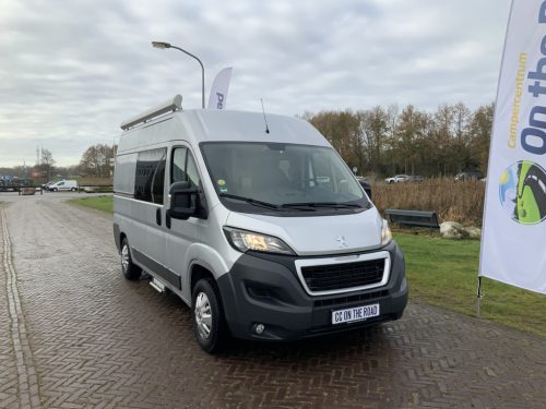 Peugeot Boxer L2 H2 Buscamper: Euro 6 with lowerable table for 2 people. length bed, 154 cm width, 185 cm length, FSL Camper conversion 2021, km 66000, Swiveling bicycle rack, Solar panel 180W, Year 2017 Camper centrum on the road