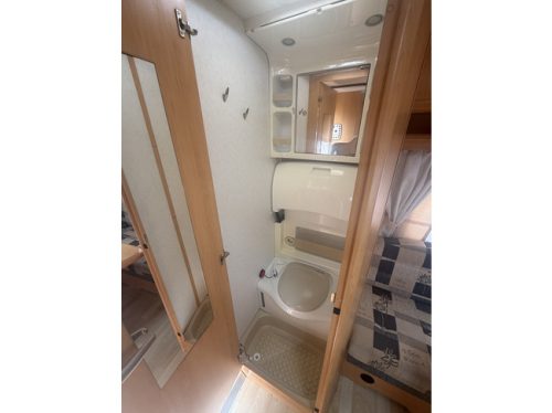 Hobby de luxe 400 SF transverse bed 4 berths awning mover screen door heater truma toilet photo: 10