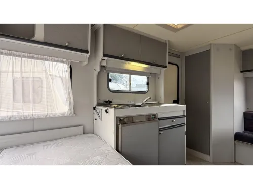 Beyerland Sprinter 430 TM dinette fixed bed toilet  photo: 6