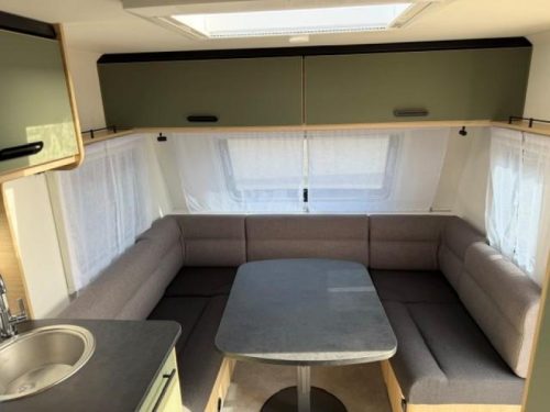 Caravelair Sport Line 455 French bed - Spacious dinette photo: 9