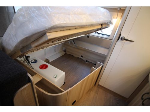 Hobby De Luxe 400 SFE French bed & tall refrigerator photo: 17