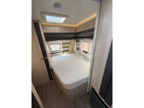 Hobby De Luxe Edition 460 UFE Including Awning and Mover photo: 15