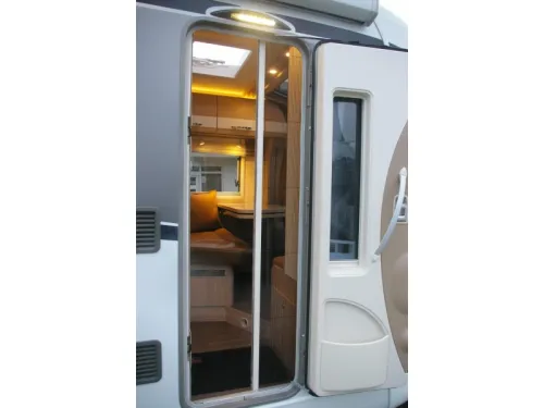B&uuml;rstner Travel Van T 620 G Single beds, Automatic photo: 7