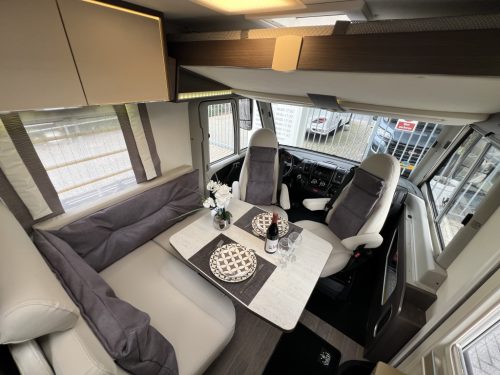 B&uuml;rstner Viseo I 700 2X DINETTE + HEFBED UNIEKE INDELING! Foto: 1