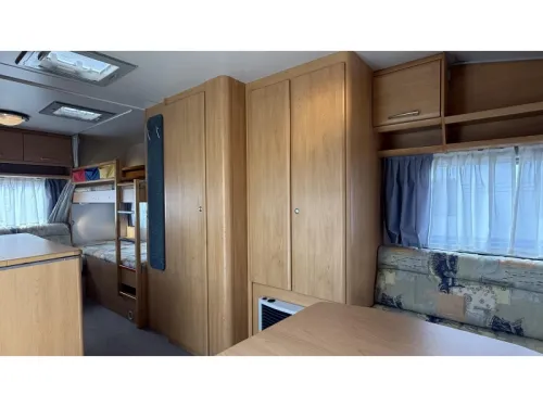 Knaus Sudwind 495 TK habitaci&oacute;n infantil con asientos redondos foto: 3