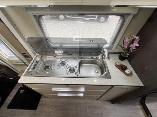 B&uuml;rstner Viseo I 700 2X DINETTE + HEFBED UNIEKE INDELING! Foto: 6