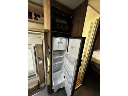Eura Mobil Integra Line GT 726 QF Queensbed, Oven,MB  foto: 9