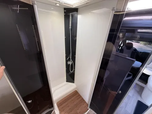 Chausson Welcome 718 EB Limited French bed Pop-top roof photo: 21