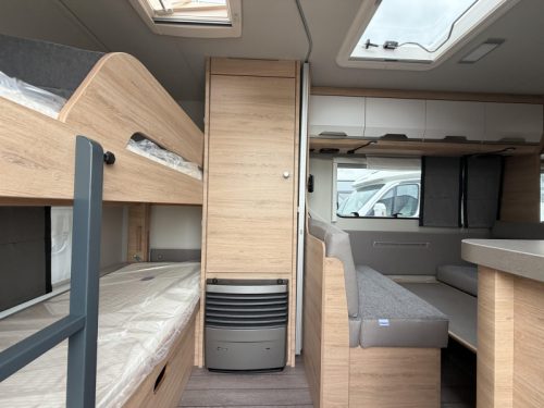 Knaus Sudwind Black Selection 540 FDK Etagenbett / Franz&ouml;sisches Bett Foto: 10