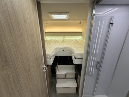 Frankia F-Line 740 PLUS U-shaped dinette Single beds Air conditioning photo: 5