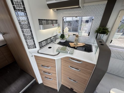 Adria Matrix Plus 670 DC Queensbed Hubbett Wechselrichter Foto: 13