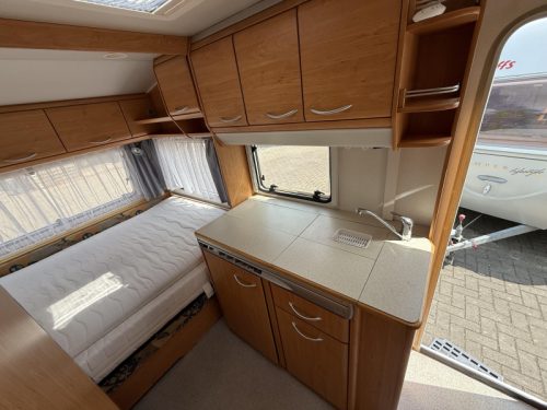 Knaus Blue Line 450 TF con asiento en U y avanc&eacute; de 2023 foto: 15