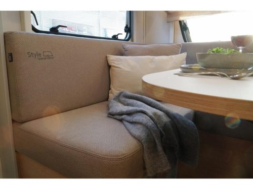LMC Style 440 D model 2027, French bed photo: 32