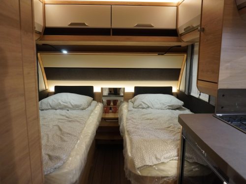 Knaus Sudwind Black Selection 460 EU ENKELE BEDDEN Foto: 1