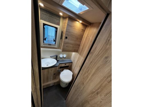 Eura Mobil Integra Line 720 EF Upper cabinets iplv drop-down bed photo: 16