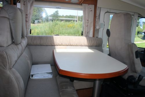 Carthago 4.2 Vollintegriert 2.3 M-jet 148 PS, Alko Fahrgestell light, Motor-Klimaanlage, Hubbett & Querbett, Garage, Drehst&uuml;hle vorne, L-Sitz, Seitensitz, etc. Marum (Groningen) Foto: 11