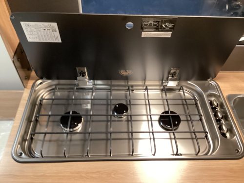 Knaus Sport 420 QD transverse bed photo: 14