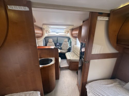 RAPIDO Le Randonneur 7065+F single beds 4 berths air conditioning solar panel maxxvan electric dish tv remis plisse leather bearlock photo: 18