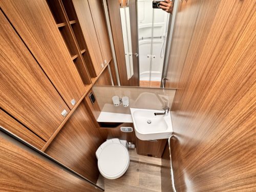 Hymer B-MC T 680 single beds pop-top roof  photo: 16