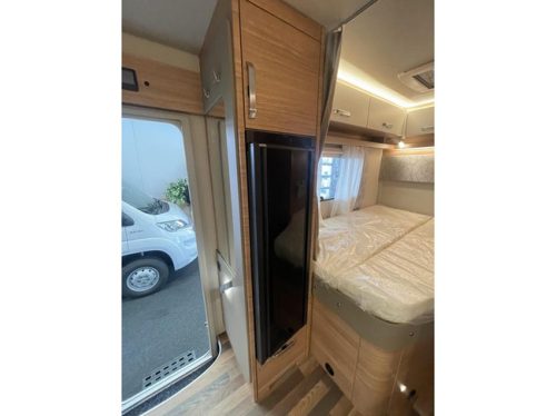 Weinsberg CaraSuite 650 MF 5 Gurte, mit Hubbett Foto: 3