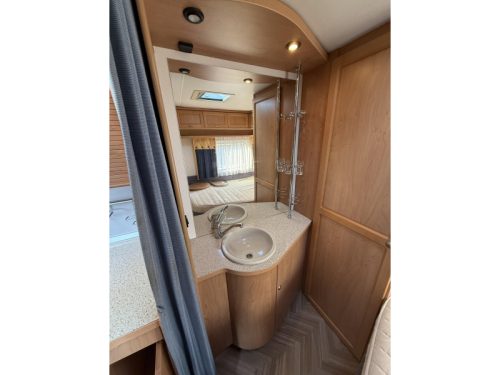 B&uuml;rstner Amara 450 TS Franz&ouml;sisches Bett Sitzgruppe Vorzelt  Foto: 18