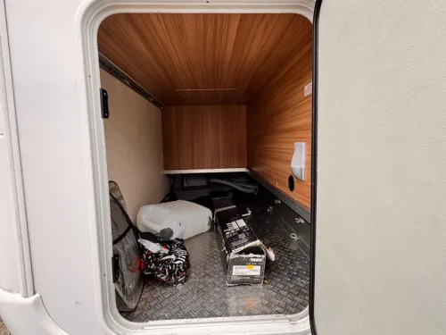 Knaus Sun Ti 700 LX Premium mit Queensbett Foto: 3