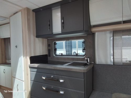 Hobby De Luxe 495 WFB mit separater Dusche und WC Foto: 3