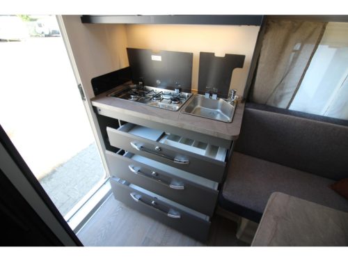 Hobby De Luxe 400 SFE French bed & tall refrigerator photo: 12