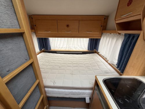 Knaus Blue Line 450 TK CAMA LITERA CAMA FIJA ASIENTO EN U foto: 16