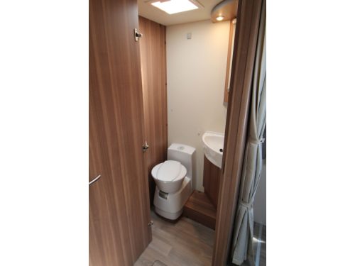 Weinsberg CaraLoft Queen bed + Drop-down bed photo: 19