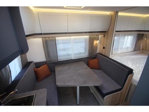 Hobby De Luxe 400 SFE French bed & tall refrigerator photo: 6