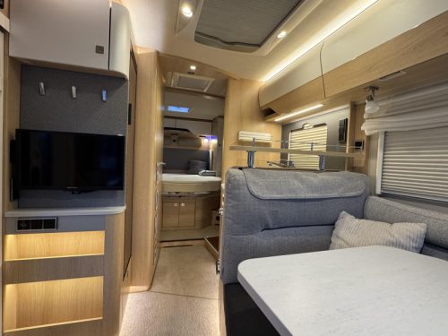 Hymer BMC-I 690 Queen bed-Pull-down bed-Mercedes photo: 8