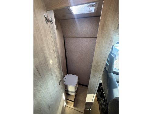 Fiat Kastenwagen professioneller Eigenbau 3.0 Multijet 177 PS Euro 5 Querbett Hubdach Toilette Webasto Standheizung Klimaanlage Markise Fahrradtr&auml;ger Anh&auml;ngerkupplung Foto: 12