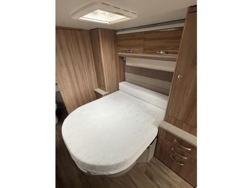 Swift Elite 645 Levelling system Mover Awning Solar panel Oven photo: 17