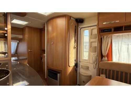 Hobby Excellent 495 UFE French bed dinette toilet photo: 8