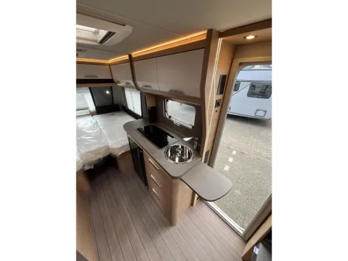Knaus Sudwind Black Selection 500 EU ENKELE BEDDEN-VLOERVERW Foto: 8