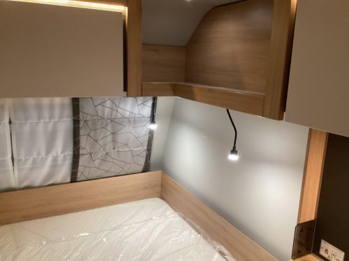 Knaus Sport 420 QD transverse bed photo: 7