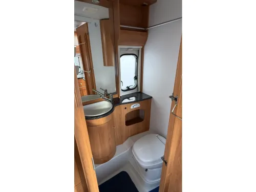 Eriba Nova 480 GL single beds seating photo: 3