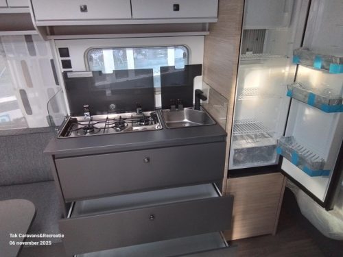 Fendt Apero 465 SFB central kitchen and French bed photo: 5