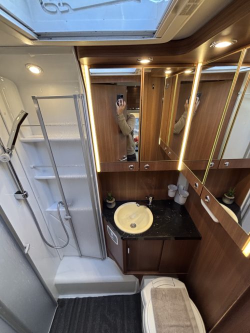 LMC Comfort T LITS JUMEAUX + BANQUETTE RONDE CLIM DE TOIT 150CV 6.99M photo : 10