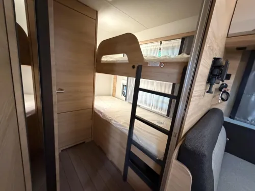 Knaus Sudwind Black Selection 500 QDK Etagenbett / Querbett Foto: 8