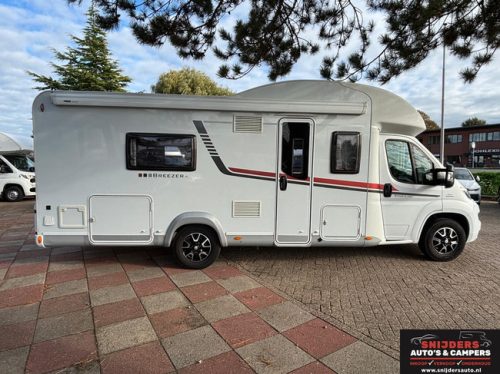 LMC H747 Single beds and a pop-top roof, bearlock, camera photo: 3