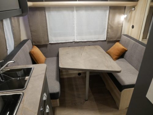 Hobby De Luxe 400 SFE Model 2027 photo: 2